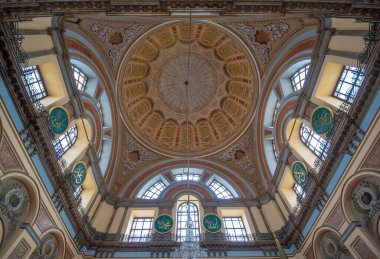 İstanbul, Türkiye - 04 Mayıs 2019: Dolmabahce Camii 'nin (Dolmabahce Camii) iç kesimlerine de Bezmialem Valide Sultan Camii adı verildi.. 