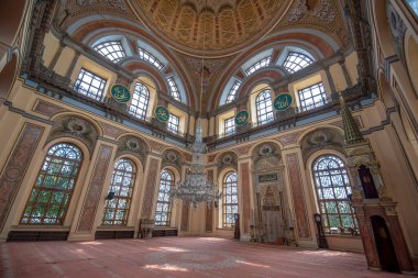 İstanbul, Türkiye - 04 Mayıs 2019: Dolmabahce Camii 'nin (Dolmabahce Camii) iç kesimlerine de Bezmialem Valide Sultan Camii adı verildi.. 