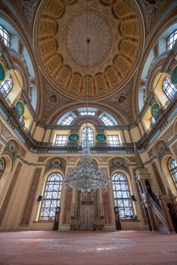 İstanbul, Türkiye - 04 Mayıs 2019: Dolmabahce Camii 'nin (Dolmabahce Camii) iç kesimlerine de Bezmialem Valide Sultan Camii adı verildi.. 