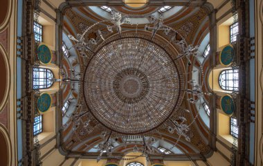 İstanbul, Türkiye - 04 Mayıs 2019: Dolmabahce Camii 'nin (Dolmabahce Camii) iç kesimlerine de Bezmialem Valide Sultan Camii adı verildi.. 