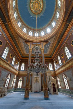 İstanbul, Türkiye -22 Nisan 2019: Yıldız Hamidiye Camii 'nin iç ve tavanı (Türkçe: Yıldız Camii), Sultan 2. Abdulhamid tarafından 1885' te Beşiktaş 'ta inşa edildi. Yldz Sarayı 'nın yanında.)