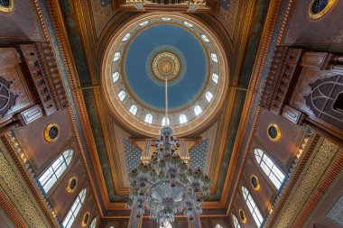 İstanbul, Türkiye -22 Nisan 2019: Yıldız Hamidiye Camii 'nin iç ve tavanı (Türkçe: Yıldız Camii), Sultan 2. Abdulhamid tarafından 1885' te Beşiktaş 'ta inşa edildi. Yldz Sarayı 'nın yanında.)