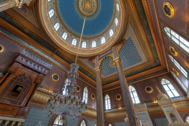 İstanbul, Türkiye -22 Nisan 2019: Yıldız Hamidiye Camii 'nin iç ve tavanı (Türkçe: Yıldız Camii), Sultan 2. Abdulhamid tarafından 1885' te Beşiktaş 'ta inşa edildi. Yldz Sarayı 'nın yanında.)