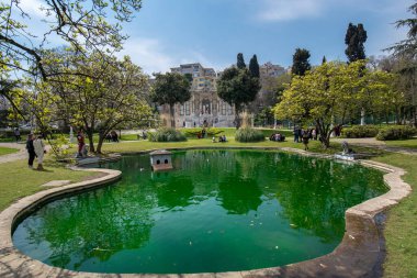 İstanbul, Türkiye - 28 Nisan 2019: İhlamur Sarayı manzarası (Türkçe: İhlamur Kasri). Eski Osmanlı yazlık sarayı, Sultan I. Abdulmecid döneminde inşa edilmiştir (1839-1860).)