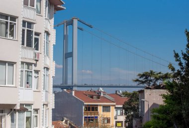 İstanbul, Türkiye - 26 Nisan 2019: Arka planda bir ev ve 15 Temmuz Şehitler Köprüsü manzarası. Ortakoy bölgesi. 