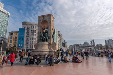 İstanbul, Türkiye - 26 Nisan 2019: Taksim Meydanı 'ndaki Cumhuriyet Anıtı. Bağımsızlık mücadelesi liderlerinin onuruna dikilen anıt 1928 'de açıldı. (Türkçe: Taksim Cumhuriyet Ant)