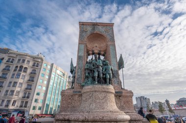 İstanbul, Türkiye - 26 Nisan 2019: Taksim Meydanı 'ndaki Cumhuriyet Anıtı. Bağımsızlık mücadelesi liderlerinin onuruna dikilen anıt 1928 'de açıldı. (Türkçe: Taksim Cumhuriyet Ant)