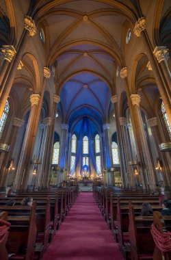 İstanbul, Türkiye - 28 Nisan 2019: İstanbul 'daki en büyük Roma Katolik katedrali olan Padualı Aziz Anthony (Aziz Antoine Kilisesi) Nave' nin İçi. Beyoğlu Bölgesi