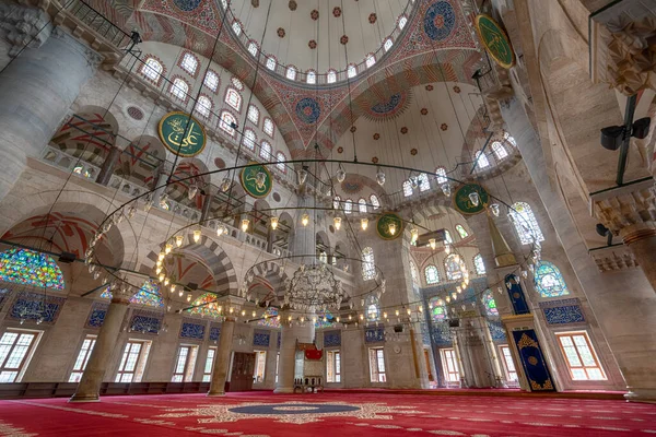 İstanbul, Türkiye - 28 Nisan 2019: Kilic Ali Paşa Camii 'nin içi, 1580 ile 1587 yılları arasında Osmanlı İmparatorluğu' nun Büyük Mimarı Sinan Ağa tarafından tasarlandı ve inşa edildi.