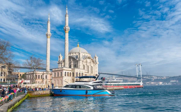 Istanbul Turkey April 2019 View Ortakoy Mosque Bosphorus Bridge Besiktas — Stock Photo, Image