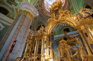 St. Petersburg, Rusya - 10 Ocak 2020: Peter ve Paul Kalesi 'ndeki Ortodoks Peter ve Paul Katedrali. Romanov Hanedanı 'nın Rus imparatorlarının mezarına ev sahipliği yapar..