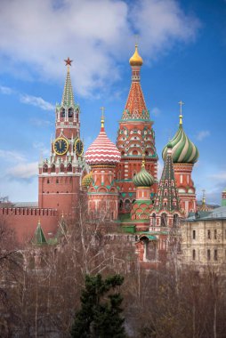Aziz Basil Katedrali ve Rusya 'nın başkenti Moskova' da bulunan Kutsal Vasily Katedrali, Kızıl Meydan 'da bulunan bir Rus Ortodoks kilisesidir..