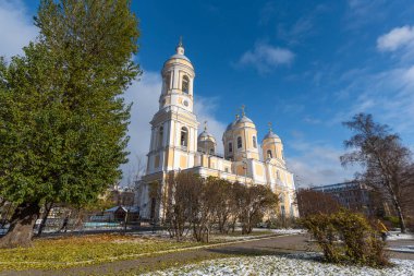 Prens St. Vladimir Katedrali, resmi olarak St. Vladimir Katedrali. Aziz Petersburg, Rusya 'daki Rus Ortodoks Katedrali Prens Vladimir' e eşdeğer. Knyaz-Hughmirskiy Sobor