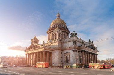 Saint Petersburg, Rusya - 15 Kasım 2019: Saint Isaac Katedrali veya Isaakievskiy Sobor şehirdeki en büyük Rus Ortodoks kilisesidir. En büyük ortodoks bazilikasıdır..