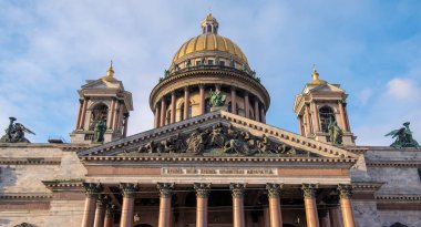 Saint Petersburg, Rusya - 15 Kasım 2019: Saint Isaac Katedrali veya Isaakievskiy Sobor şehirdeki en büyük Rus Ortodoks kilisesidir. En büyük ortodoks bazilikasıdır..