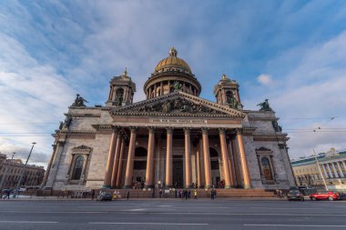 Saint Petersburg, Rusya - 15 Kasım 2019: Saint Isaac Katedrali veya Isaakievskiy Sobor şehirdeki en büyük Rus Ortodoks kilisesidir. En büyük ortodoks bazilikasıdır..