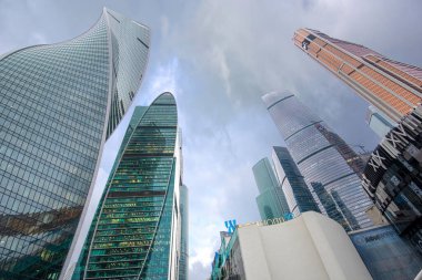 MOSCOW, RUSSIA - 10.02.2020: Moskova şehir siluetinin panoramik görüntüsü. Gündüz vakti Moskova Uluslararası İş Merkezi. Gökdelenlerin manzarası