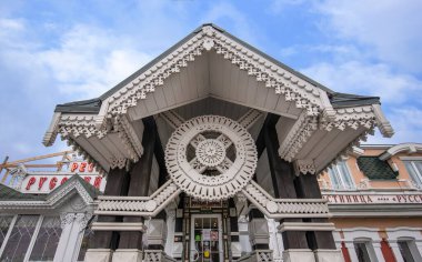 Sergiyev Posad, Rusya - 11.10.2019: Süslü geleneksel Rus ahşap evi 