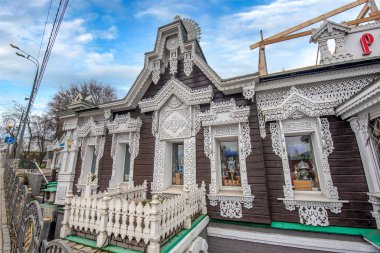 Sergiyev Posad, Rusya - 11.10.2019: Süslü geleneksel Rus ahşap evi 