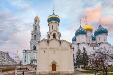 Sergiyev Posad, Rusya - 11.10.2019: Kutsal Trinity St. Sergius Lavra. Sergiev Posad Kremlin. Rus manastırı ve Rus Ortodoks Kilisesi 'nin ruhani merkezi.. 