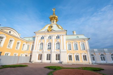 Peterhof, Saint Petersburg, Rusya - 16.11.2019: Peterhof Sarayı, Büyük Peter tarafından yaptırıldı. Kilise (Tserkovnyy Korpus))