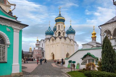 Sergiyev Posad, Rusya - 11.10.2019: Kutsal Trinity St. Sergius Lavra. Sergiev Posad Kremlin. Rus manastırı ve Rus Ortodoks Kilisesi 'nin ruhani merkezi.. 