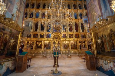 SERGIYEV POSAD, RUSSIA - 19.02.2020: The Dormition Church Trinity Lavra of St. Sergius, Assumption Cathedral 'in içi. Eski simgelerle azizleri ve simgeleri tasvir eden freskleri olan duvarlar.