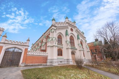 Peterhof, St. Petersburg, Rusya 'daki Büyük İmparatorluk ahırları. Büyük Peter tarafından yaptırılan İskenderiye parkının bir parçası. Rusya İmparatorluğu 'ndaki Neogotik Park Pavyonları ve Kamu Hizmetleri