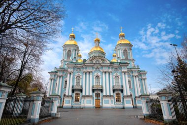 St. Nicholas (Denizciler Katedrali) mavi-beyaz barok Katedrali, altın kubbeleri ile birlikte Glinki Caddesi, Saint Petersburg, Rusya. Nikolo-Bogoyavlenskiy Morskoy Sobor