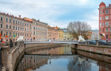 Saint Petersburg, Rusya - 12.02.2020: Aslan Köprüsü 'ndeki aslan heykelleri Griboyedov Kanalı üzerinde, 1826' da inşa edilen antik yaya asma köprüsü