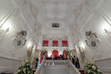 Tsarskoye Selo (Puşkin), Saint Petersburg, Rusya - 28 Kasım 2019: Catherine Sarayı 'nın Barok altın iç mimarisi, Tsarskoe selo kasabasında yer almaktadır. Rusların Romanov Çarı 'ndaki konutu