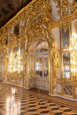 Tsarskoye Selo (Puşkin), Saint Petersburg, Rusya - 28 Kasım 2019: Catherine Sarayı 'nın Barok altın iç mimarisi, Tsarskoe selo kasabasında yer almaktadır. Rusların Romanov Çarı 'ndaki konutu