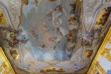 Tsarskoye Selo (Puşkin), Saint Petersburg, Rusya - 28 Kasım 2019: Catherine Sarayı 'nın Barok altın iç mimarisi, Tsarskoe selo kasabasında yer almaktadır. Rusların Romanov Çarı 'ndaki konutu