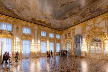 Tsarskoye Selo (Puşkin), Saint Petersburg, Rusya - 28 Kasım 2019: Catherine Sarayı 'nın Barok altın iç mimarisi, Tsarskoe selo kasabasında yer almaktadır. Rusların Romanov Çarı 'ndaki konutu