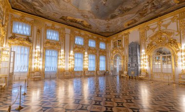 Tsarskoye Selo (Puşkin), Saint Petersburg, Rusya - 28 Kasım 2019: Catherine Sarayı 'nın Barok altın iç mimarisi, Tsarskoe selo kasabasında yer almaktadır. Rusların Romanov Çarı 'ndaki konutu