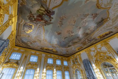 Tsarskoye Selo (Puşkin), Saint Petersburg, Rusya - 28 Kasım 2019: Catherine Sarayı 'nın Barok altın iç mimarisi, Tsarskoe selo kasabasında yer almaktadır. Rusların Romanov Çarı 'ndaki konutu