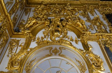 Tsarskoye Selo (Puşkin), Saint Petersburg, Rusya - 28 Kasım 2019: Catherine Sarayı 'nın Barok altın iç mimarisi, Tsarskoe selo kasabasında yer almaktadır. Rusların Romanov Çarı 'ndaki konutu