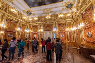Tsarskoye Selo (Puşkin), Saint Petersburg, Rusya - 28 Kasım 2019: Catherine Sarayı 'nın Barok altın iç mimarisi, Tsarskoe selo kasabasında yer almaktadır. Rusların Romanov Çarı 'ndaki konutu