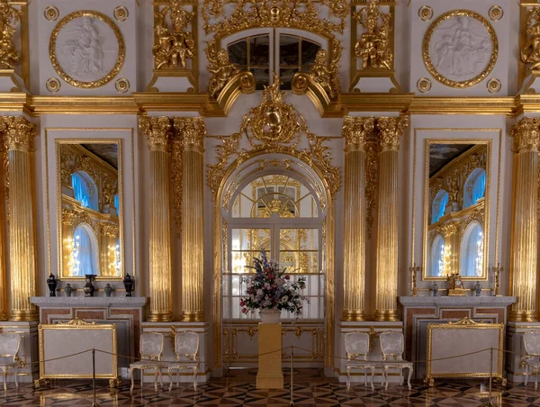 ツァルスコエ プシュキン サンクトペテルブルク ロシア 11月 2019 ツァルスコエ セロの町に位置するキャサリン宮殿のバロック様式の黄金のインテリア ロマノフ ツァルスのロシア人居住地 — ストック写真