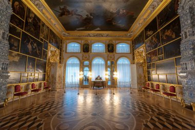Tsarskoye Selo (Puşkin), Saint Petersburg, Rusya - 28 Kasım 2019: Catherine Sarayı 'nın Barok altın iç mimarisi, Tsarskoe selo kasabasında yer almaktadır. Rusların Romanov Çarı 'ndaki konutu