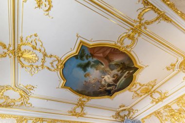 Tsarskoye Selo (Puşkin), Saint Petersburg, Rusya - 28 Kasım 2019: Catherine Sarayı 'nın Barok altın iç mimarisi, Tsarskoe selo kasabasında yer almaktadır. Rusların Romanov Çarı 'ndaki konutu