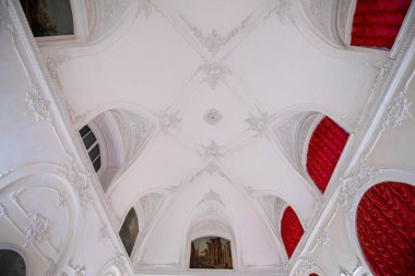 Tsarskoye Selo (Puşkin), Saint Petersburg, Rusya - 28 Kasım 2019: Catherine Sarayı 'nın Barok altın iç mimarisi, Tsarskoe selo kasabasında yer almaktadır. Rusların Romanov Çarı 'ndaki konutu