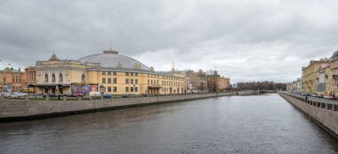 Saint Petersburg, Rusya - 20 Kasım 2019: Fontanka Nehri 'ndeki Büyük Devlet Sirki Ciniselli binasının manzarası