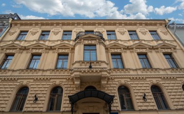 Saint Petersburg, Rusya 'da klasik neo-barok tarzında binanın ön cephesi. 