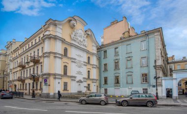 Saint Petersburg, Rusya - 20 Kasım 2019: St. Petersburg, Rusya 'da klasik neo-barok tarzında bir bina cephesi. 