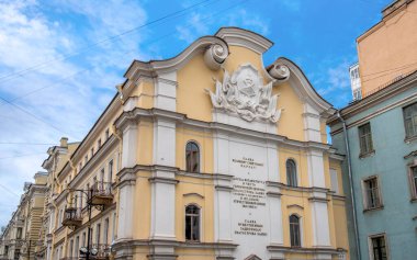 Saint Petersburg, Rusya - 20 Kasım 2019: St. Petersburg, Rusya 'da klasik neo-barok tarzında bir bina cephesi. 