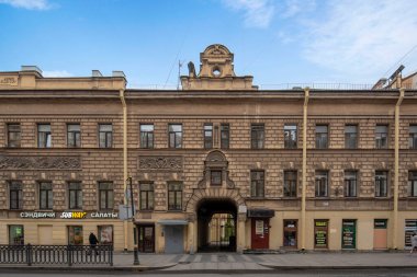 Saint Petersburg, Rusya - 10 Kasım 2019: Binanın ön cephesi klasik neo-barok tarzında. Eski bir aristokrat evi. 