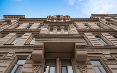 Saint Petersburg, Rusya - 10 Kasım 2019: Binanın ön cephesi klasik neo-barok tarzında. Eski bir aristokrat evi. 