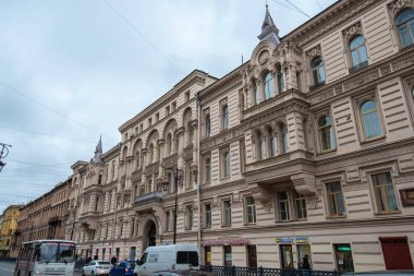 Saint Petersburg, Rusya - 10 Kasım 2019: Binanın ön cephesi klasik neo-barok tarzında. Eski bir aristokrat evi. 
