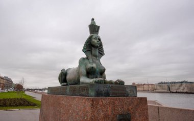 Saint Peterburg, Rusya - 20 Kasım 2019: Neva nehri yakınlarındaki Siyasi Baskı Mağdurları Anıtı 'nda Sfenks